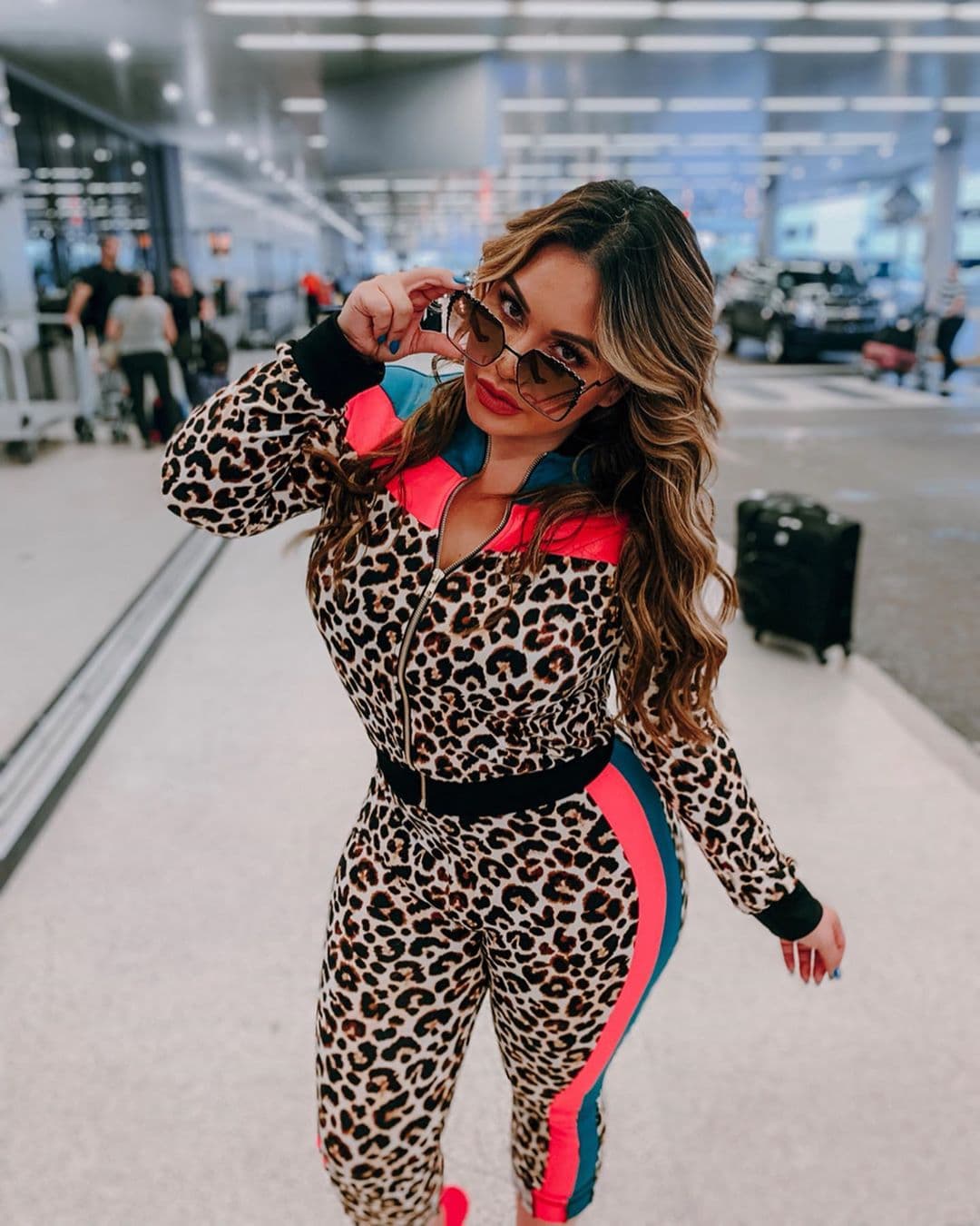 Algunas fuentes que se encontraban en el after party de la premiación mencionaron que Chiquis se refirió a la intérprete de “Ándale” como una “little bitch” y la retó, lo cual desató su enojo.