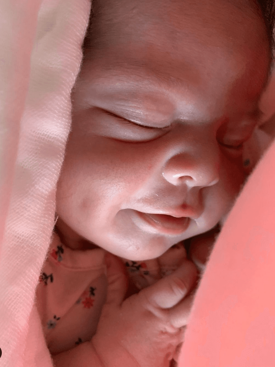 Los seguidores de Alejandra le dejan cientos de mensajes con halagos por lo bella que es su bebé.