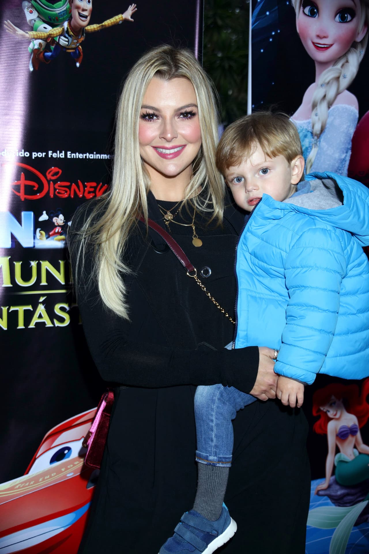 Marjorie de Sousa y Matías en la alfombra roja de Disney On Ice 2020.