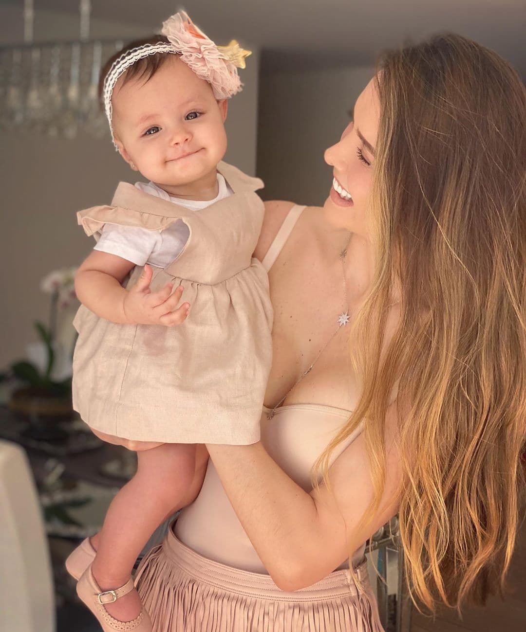 En octubre del mismo año, nació la pequeña Bella Seely. En aquel momento, la actriz compartió todo con sus seguidores, desde su emoción de ser madre por primera vez hasta la situación en la que su matrimonio se encontraba en aquel entonces.