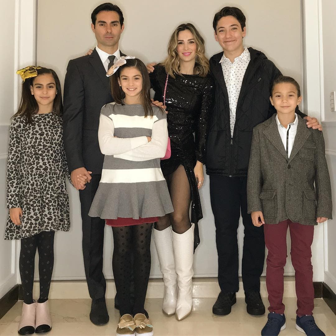 Ernesto D’alessio no tenía descendencia, pero en el momento en el que se casó con su esposa, Rosario Ruiz, Jorge, el hijo de ella pasó a ser de él. Hace unos meses anunció que el niño, legalmente ya tiene sus apellidos. Juntos conforman una de las familias más grandes, pues además son padres de Sara María, Ana Priscila y Juan Mateo.