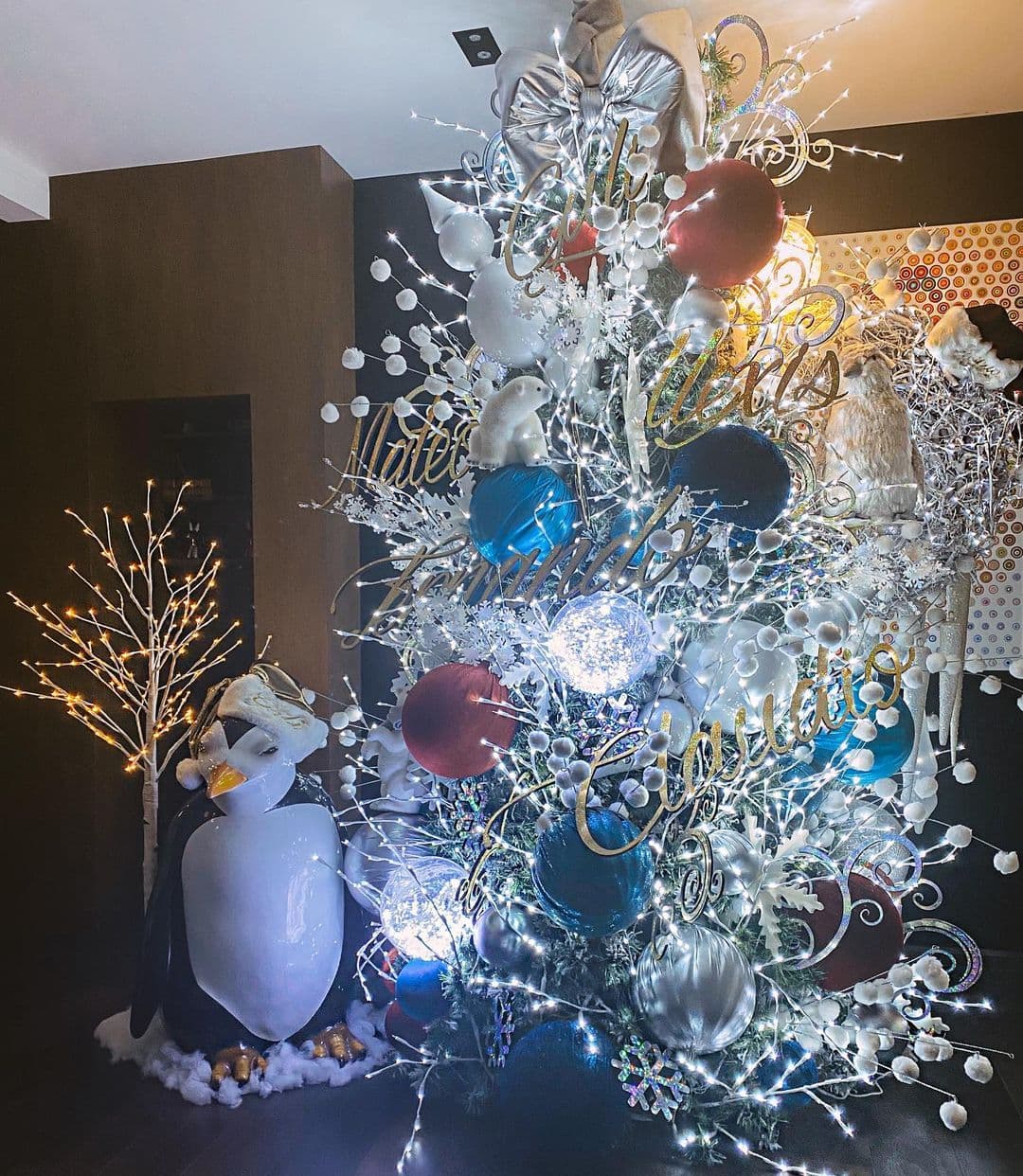 Por otra parte, Galilea Montijo, a pesar de que solo ha compartido algunos videos a través de sus Instagram stories, sus fans han logrado retomar algunas imágenes para poder apreciar mejor su decoración. Pues este es un árbol distinto, ya que solo es de ramas color blanco, que hacen alusión al hogar de los búhos que cuelgan de él.
<br>
<br> Además, entre los adornos también están unos moños que tienen los nombres escritos de su hijo e hijastros, de ella y de su esposo.