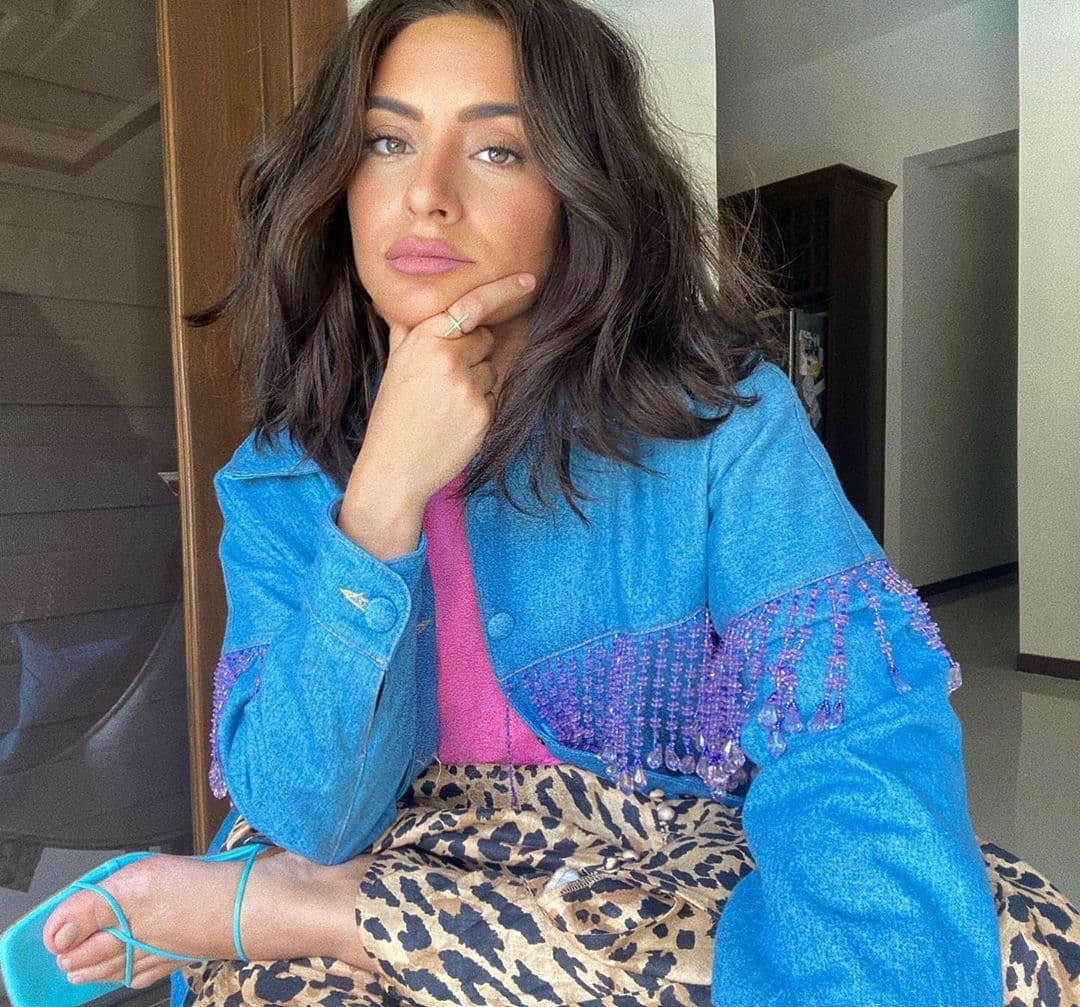 Ana Brenda Contreras también es fanática de este look y aunque a diferencia de otras chicas con cabello muy fino, la actriz tiene una cabellera abundante, Ana Brenda logra siempre peinar esta melena, dejando algunas ondas bastantes atractivas para emarcar su rostro.