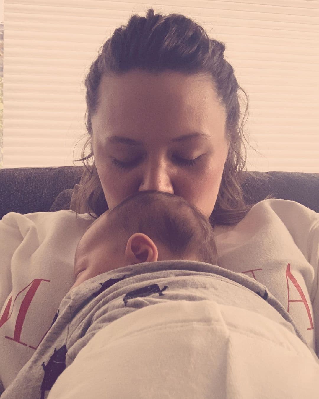 Todo empezó el pasado mes de abril, cuando Joy Huerta reveló que estaba casada con una mujer y que esperaban una hija. A partir de ahí, la cantante se convirtió en una activista que constantemente levantó la voz en favor de los derechos sociales de la comunidad LGBT+ y algunos otros grupos vulnerables.