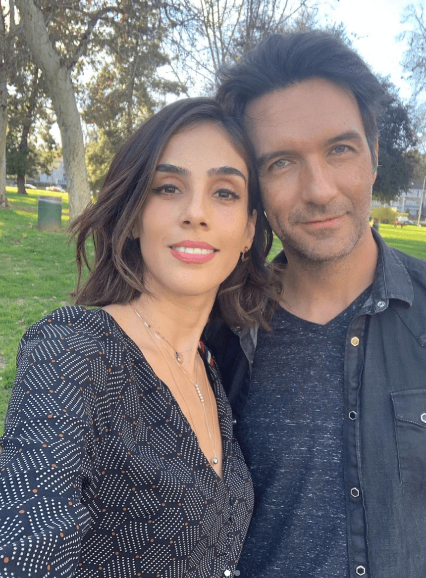 En la pareja conformada por Sandra Echeverría y Leonardo de Lozanne parece no haber diferencia, pero él le lleva 9 años. Comenzaron su relación en el 2011 y, tres años después se casaron. A través de sus redes sociales, publican fotografías de momentos en familia con la adoración de la casa, su hijo Andrés.