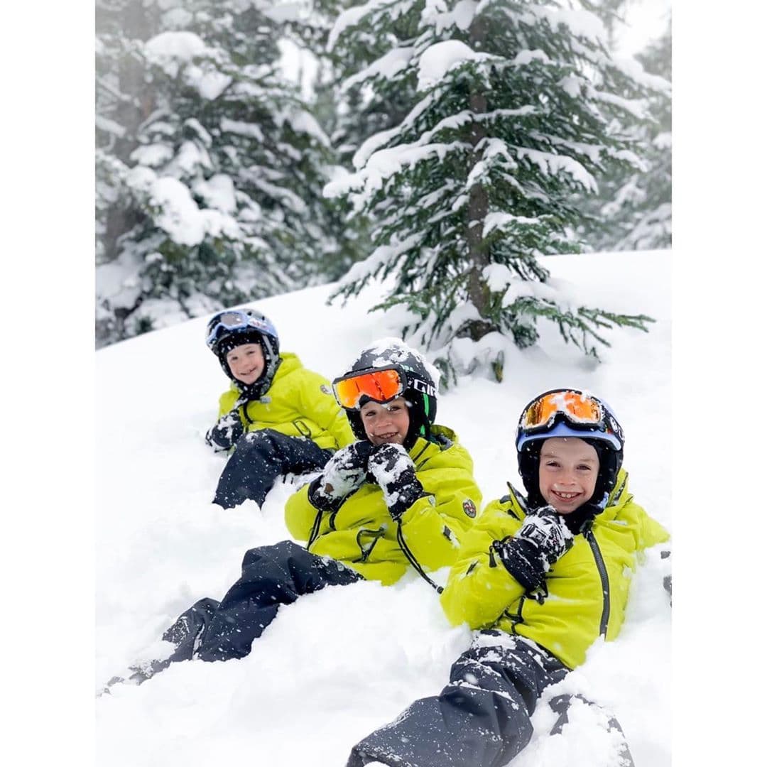 En su cuenta de Instagram, compartió esta imagen de Javier, Diego y Bruno, los tres muy equipados para soportar las bajas temperaturas. “¡¡¡Mis triatitos pidieron de regalo de cumple venir a la nieve y aquí estamos!!! Besos congelados para todas”.