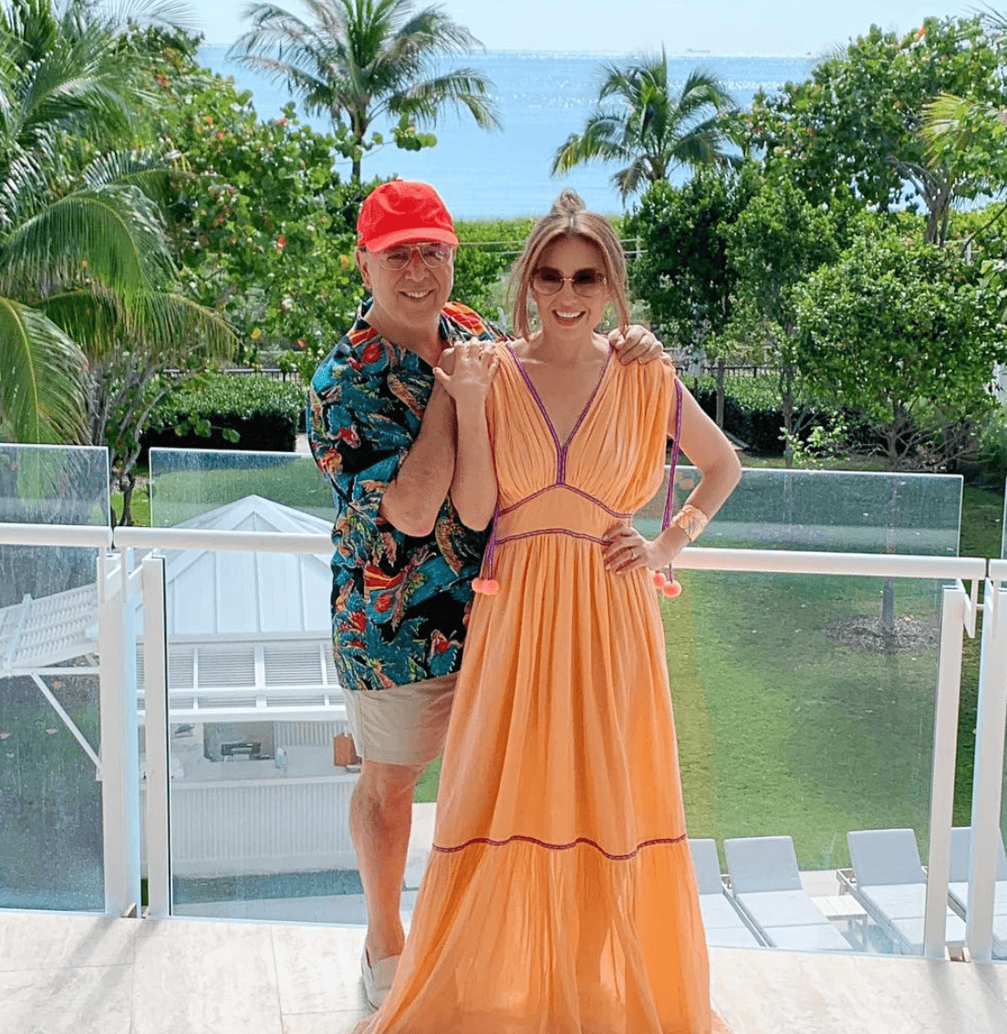 Han pasado 19 años desde que Thalía y Tommy Mottola se dieron el “sí” y parece ser que su amor está intacto desde aquel día. Mottola ya había estado casado y tenía hijos, pero junto a la artista, formó una nueva familia. Los 22 años que él le lleva no son ningún problema, pues cada vez se les ve más enamorados y disfrutando de sus dos pequeños, Sabrina Sakae y Matthew Alejandro.