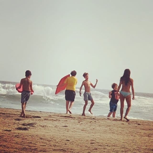 Las risas y la diversión en el mar no faltaron, por lo que los hijos de Magún, Liam y Julian, así como Leonardo y Paulo, hijos de Paola Rojas, practicaron un poco de surf a la orilla del mar.