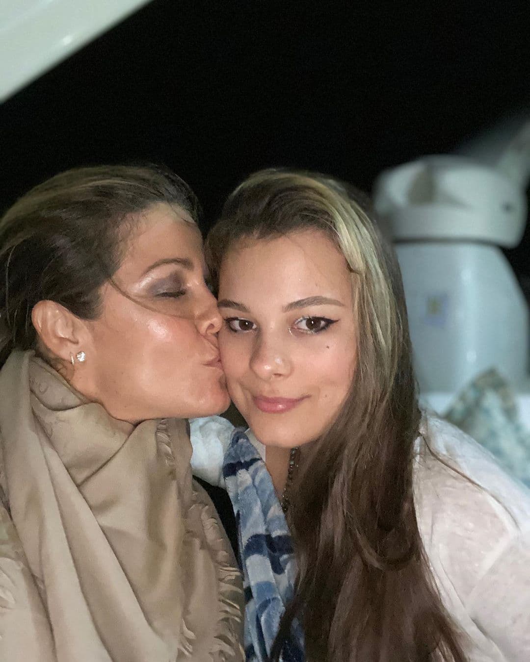 Manuela Sanz, hija de Alejandro Sanz y Jaydy Michel y también se atrevió a usar este look, pero en lugar de tonos dorados, eligió un rubio platinado.