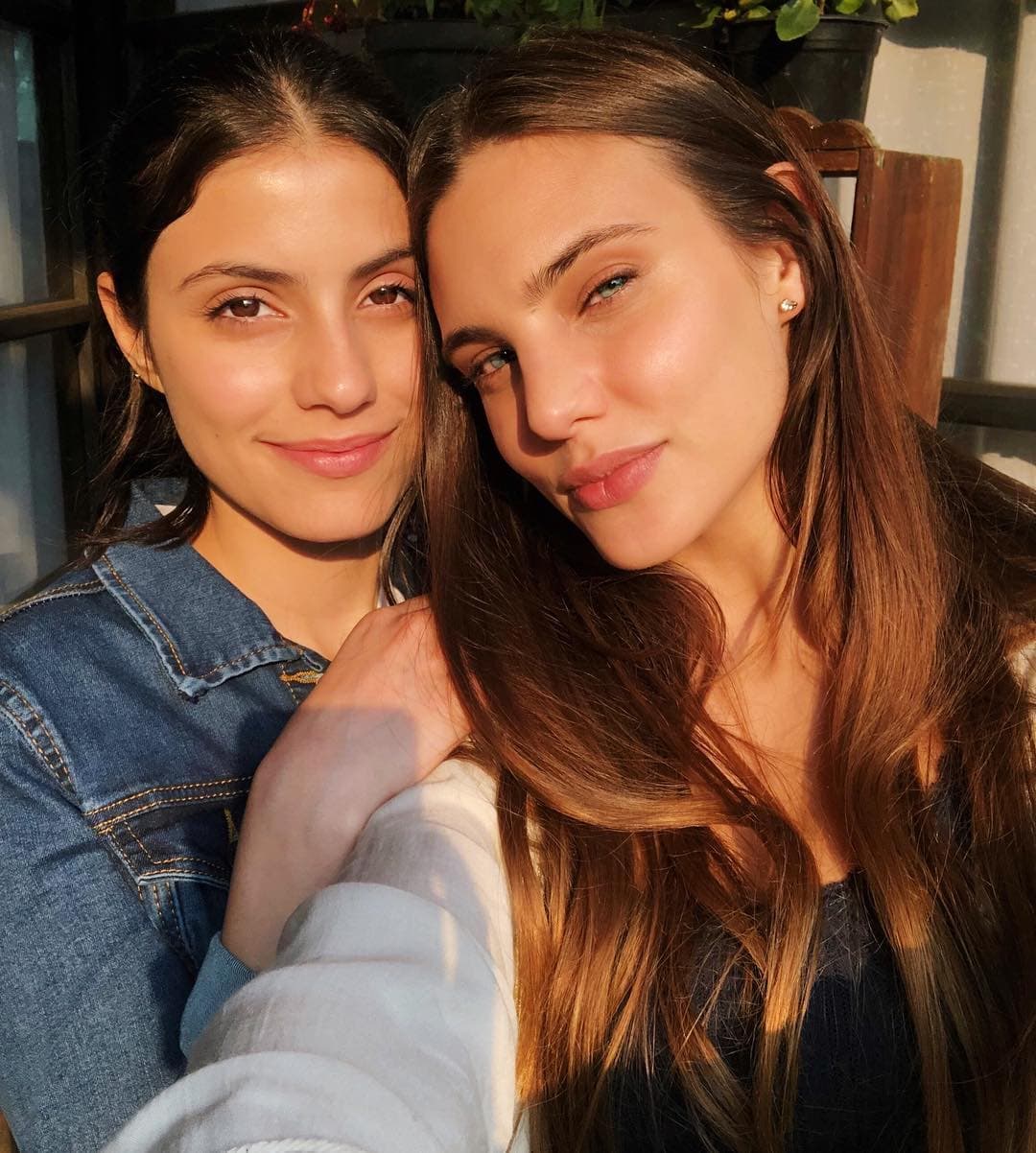 Más allá de su romance en la pantalla, Macarena Achaga y Bárbara López desarrollaron una gran amistad a raíz de su participación en 'Amar a Muerte' (2018) y en honor al primer aniversario de su estreno, recordamos los mejores momentos de las actrices.