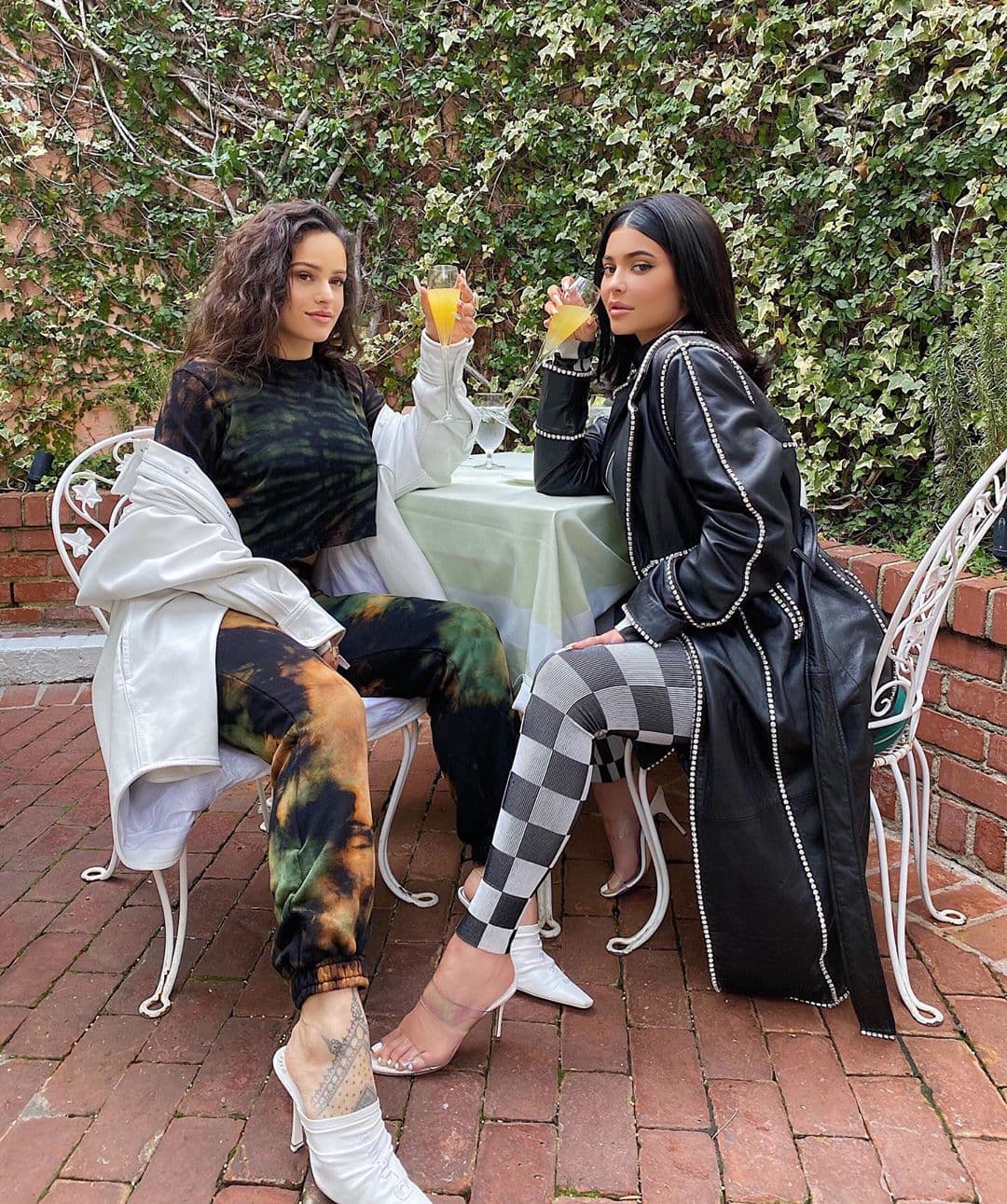 Esta vez llamó la atención por el gran parecido a la empresaria Kylie Jenner, que al parecer, a mucha gente no le gustó esto, pues dicen que no está siendo auténtica al querer copiarle el look.