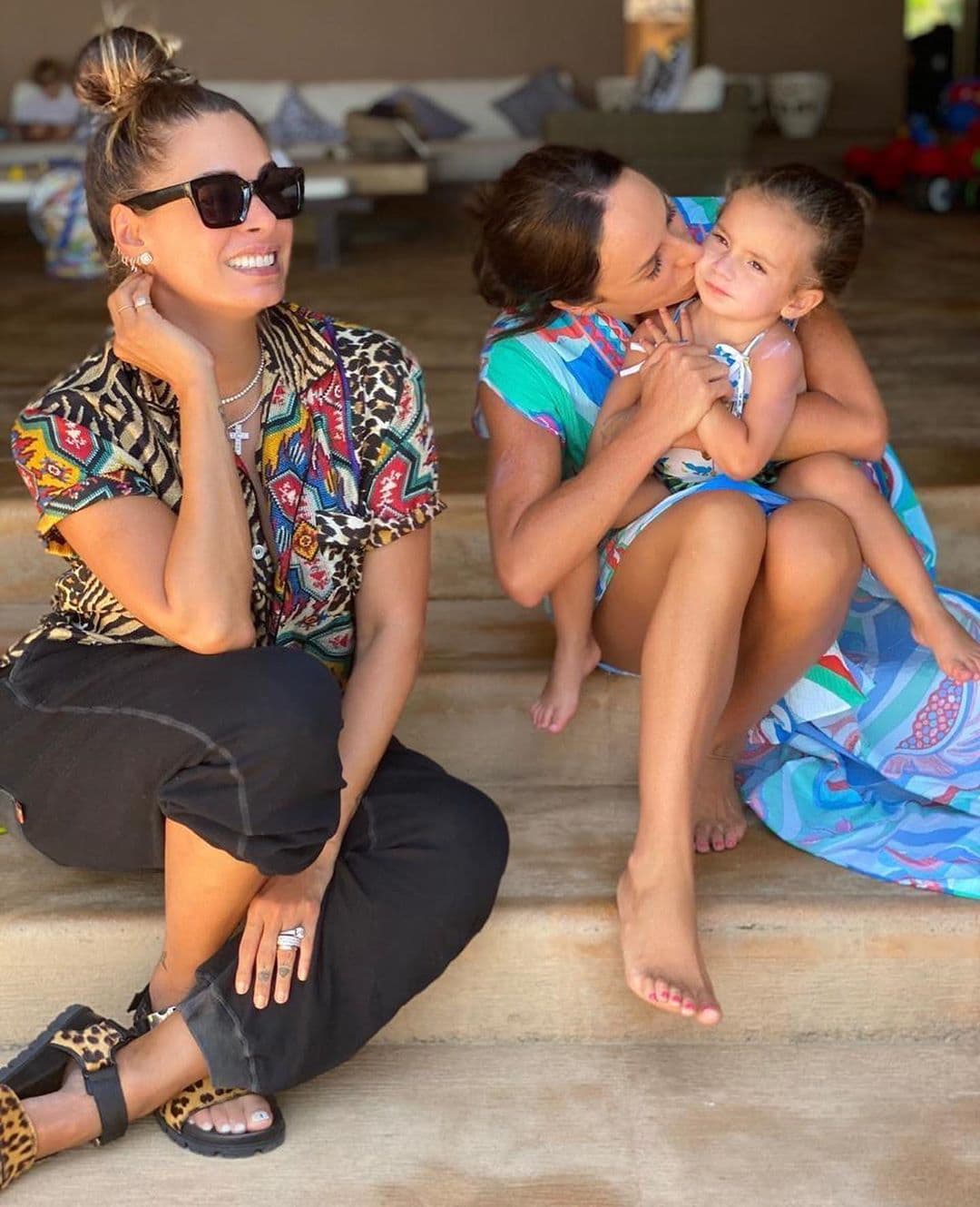 Por su parte, Inés Goméz Mont también aprovechó el reencuentro para compartir imágenes con su adorada comadre y presumir sus looks de un domingo casual.
<br>
<br>"Cuando tus compadres te caen de sorpresa y te alegran el día. Ya los extrañábamos muchísimo. Los amamos @galileamontijo @reinaiglesias", escribió.