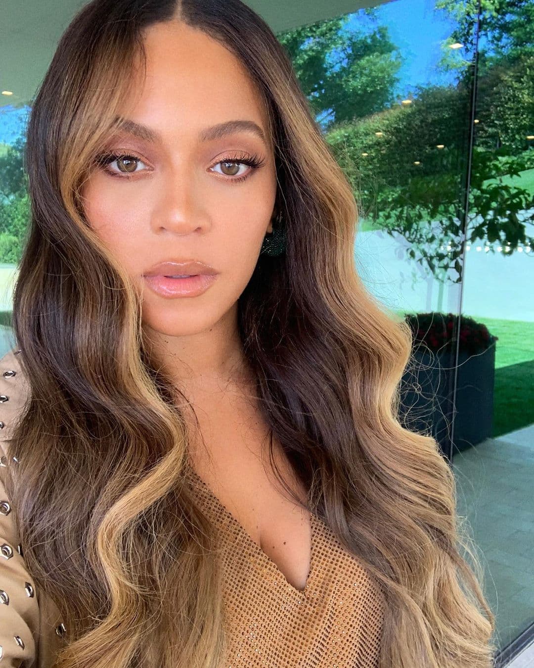 Al igual que en el más reciente look de cabello de Beyoncé, Marlene eligió un tono base en color beige o chocolate cenizo, mientras que sus babylights o mechas fueron doradas.