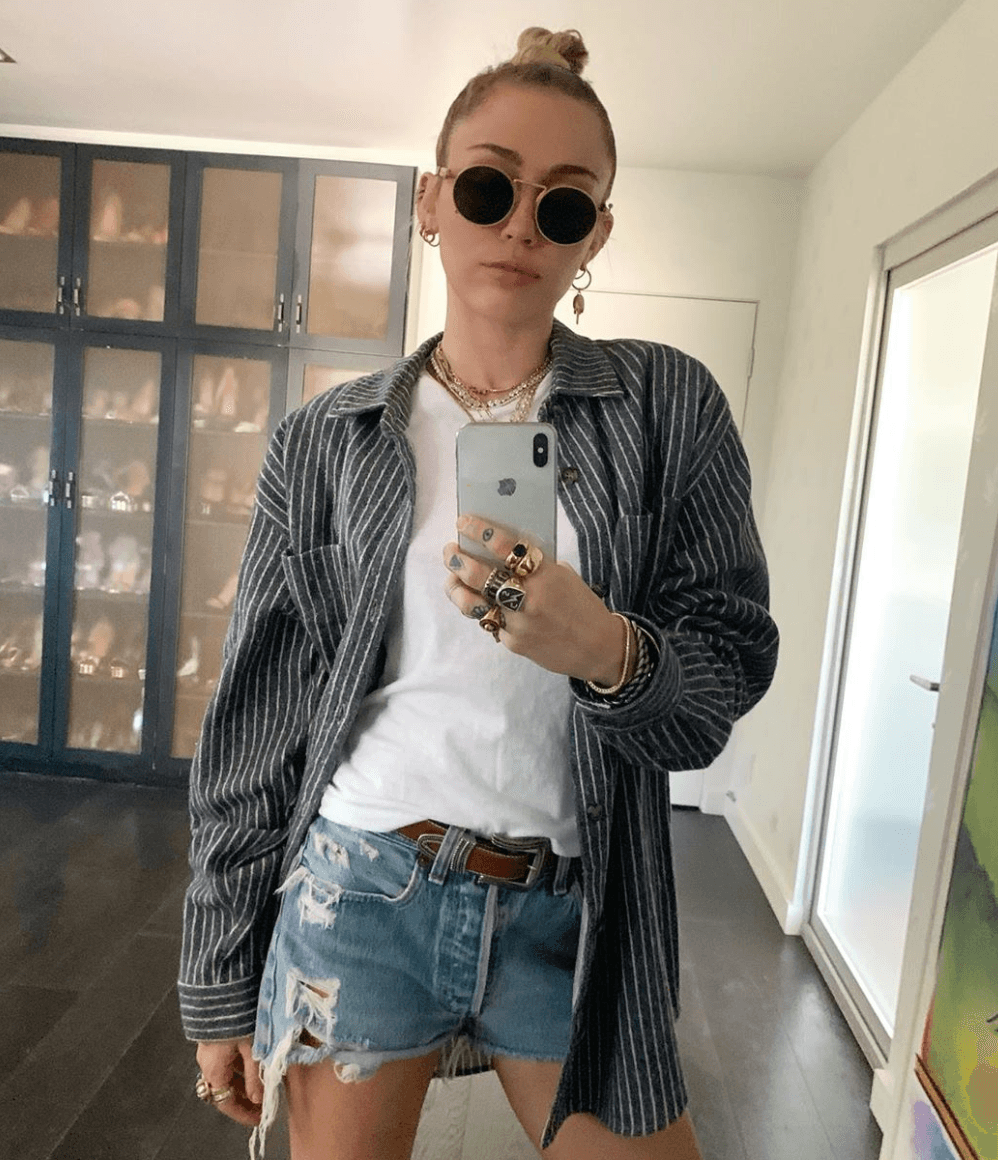 “Es simplemente asombroso, para mí, que para el tipo de cosas públicas no hay un lapso de tiempo, que no vieron que posiblemente podría ser lo que llevó a esto”, contó Miley, “no es: ‘un día eres feliz en la alfombra y al día siguiente te besabas con tu amigo en Italia, ¡qué
<strike>
carajo
</strike>!’, hubo mucho tiempo entre eso que no viste”.