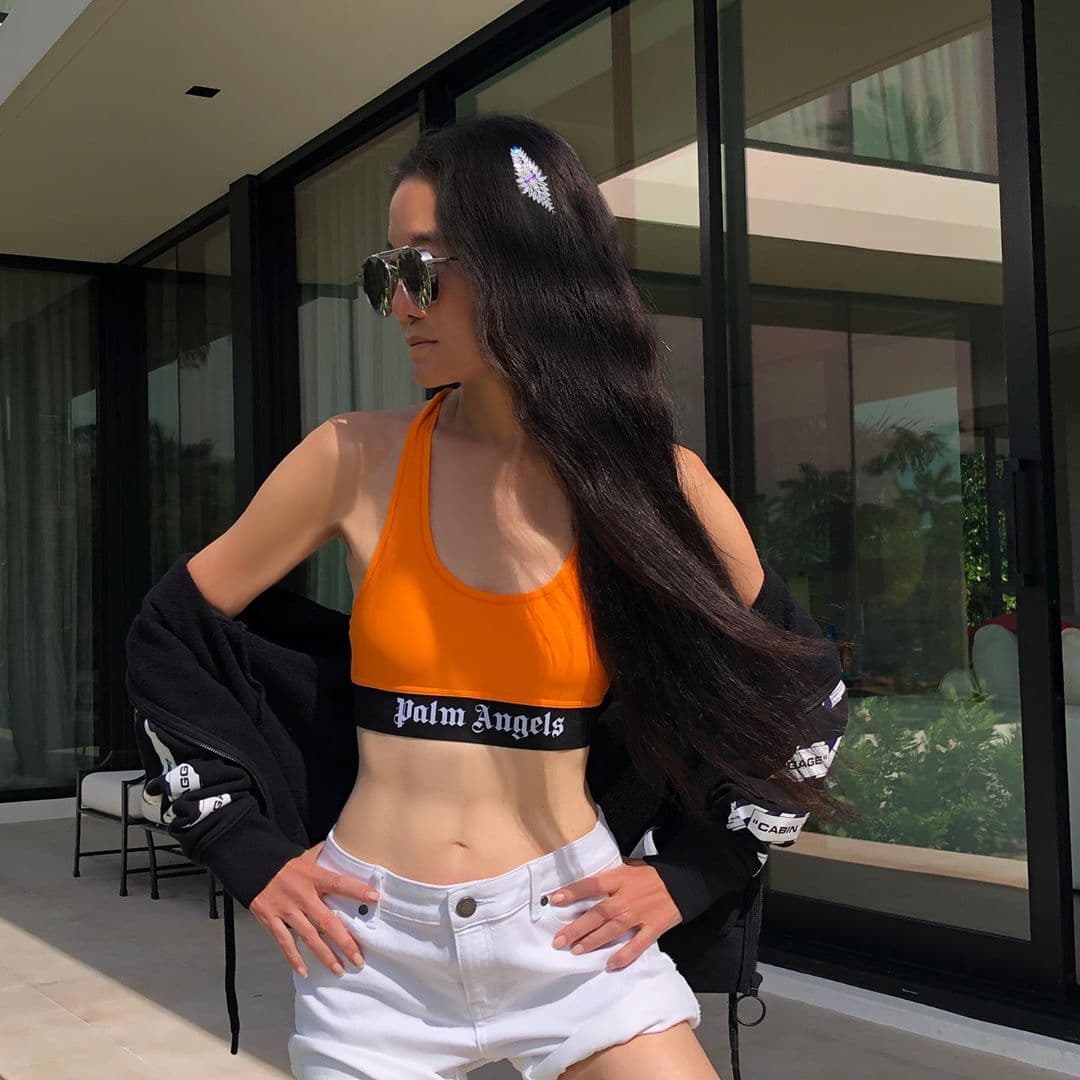 Recientemente, la diseñadora estadounidense Vera Wang sorprendió a sus seguidores dejando ver abdomen marcado y un look de veinteañera a sus 70 años.