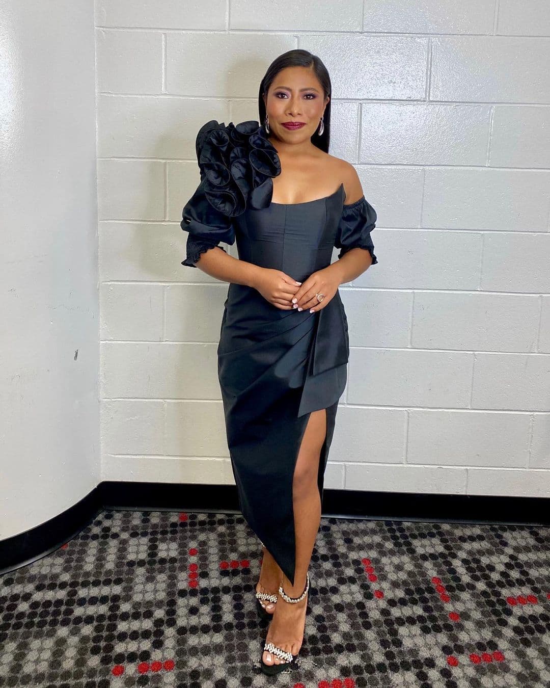 El segundo look de la noche para Yali fue un elegante vestido negro del diseñador Victor Zerbinato.