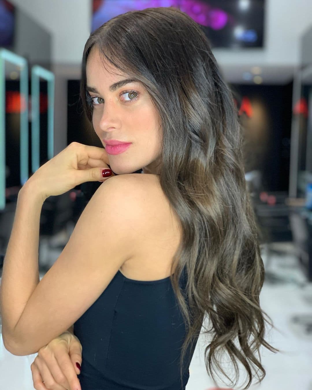 Ayer por la noche, Candela finalmente logró regresar a un color chocolate oscuro, gracias al trabajo del estilista de las famosas, Gabriel Samra, quien es responsable también del increíble cambio de look de Paulina Goto, quien ahora presume un pelo color rosa.