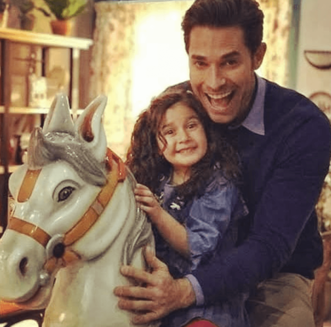 En el 2017 se transmitió por primera vez
<b>Papá a toda madre</b> por Las Estrellas. Ahí Sebastián Rulli dio vida a Mauricio, un mujeriego que desea casarse con la hija de un millonario para salvar su empresa. Lo que no se esperaba es que llegaría a su vida Anifer, Regina Graniewicz, una niña de 7 años que le dice que es su hija.