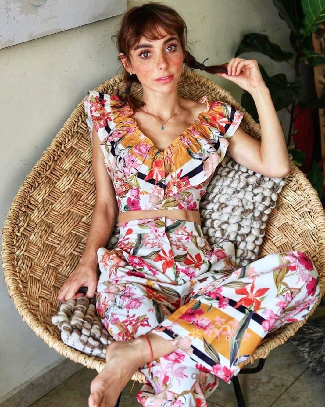 La conductora de Netas Divinas cumplió a sus fans: “les prometí el outfit para pasar al comedor y aquí lo tienen con harta flor de mi @almusdelatorre”.