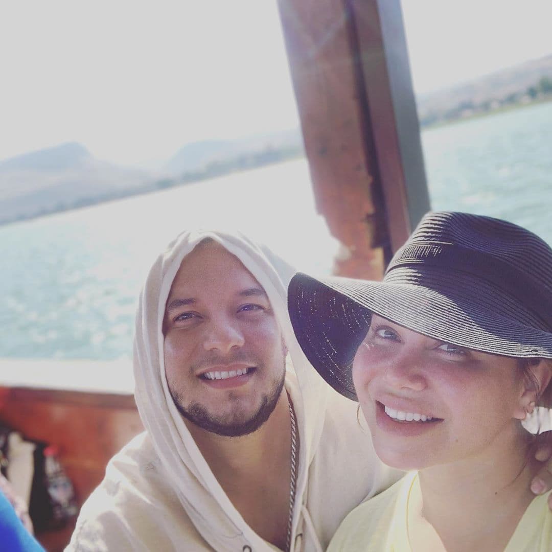 En una larga serie de idas y venidas, la pareja ha hecho de todo para mantenerse juntos, incluso cuando retomaron la relación y se casaron en el 2019. Hace tan solo unos meses, en junio de este año, la pareja nuevamente anunció una separación, explicando que "se estaban dando un tiempo", sin embargo, un mes más tarde ya se habían reconciliado.