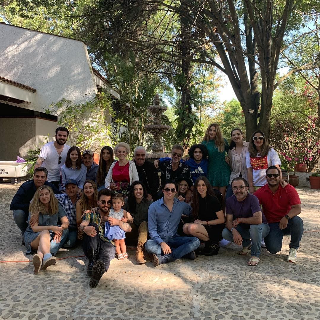 La familia Fernández no suele compartir mucho de su vida privada, pero esta vez sorprendió a sus seguidores cuando Alejandro compartió imágenes del cumpleaños número 80 de Vicente.