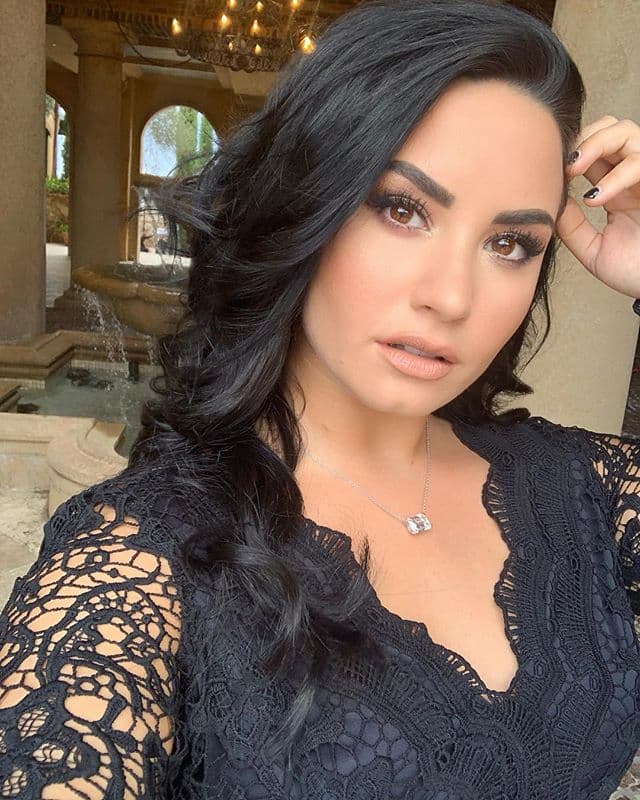Los ojos de Demi Lovato son redondos y pequeños, pero una forma en la que ella agranda su mirada es con ayuda de delineadores claros en la parte inferior de su párpado; puede ser uno blanco, aunque lo ideal sería uno color perla o beige, para acabado más natural.