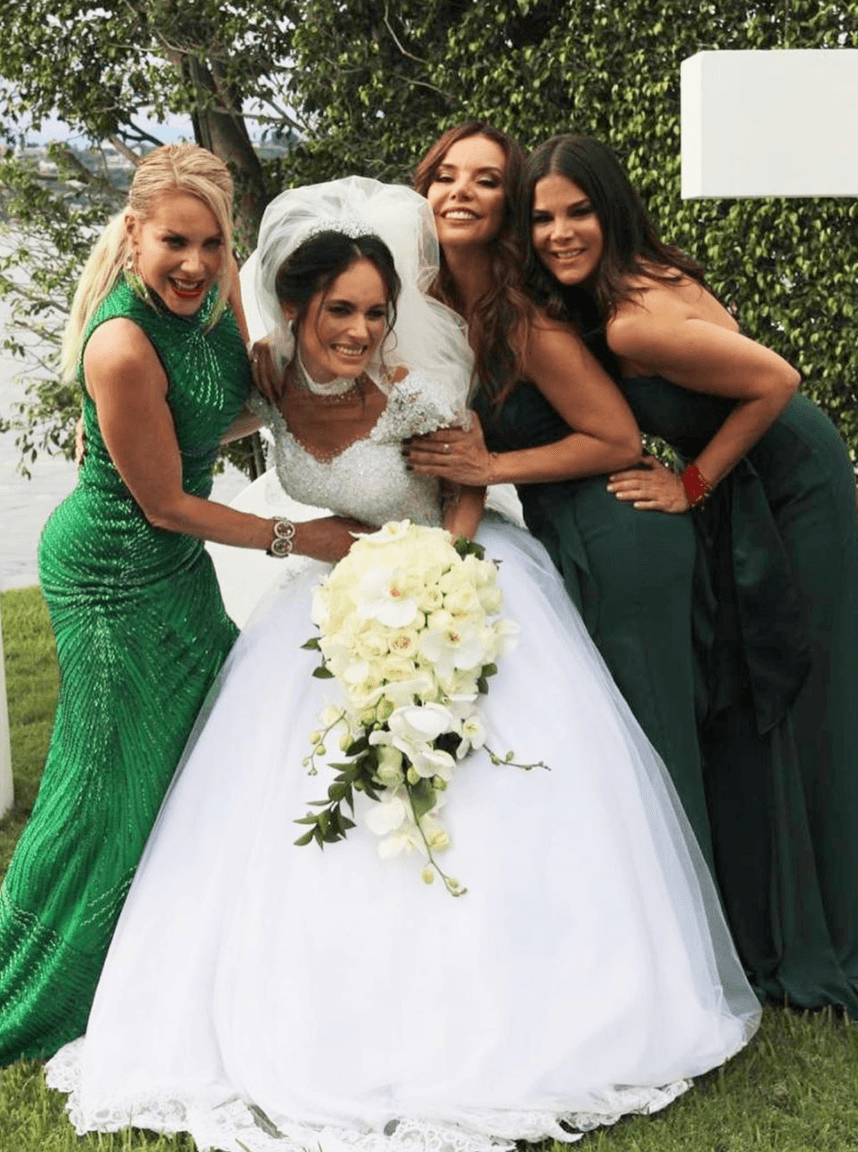 Vielka Valenzuela, Lorena Herrera y Liliana Lago fueron las madrinas de la novia; las tres lucieron un vestido en diferentes tonalidades de verde.