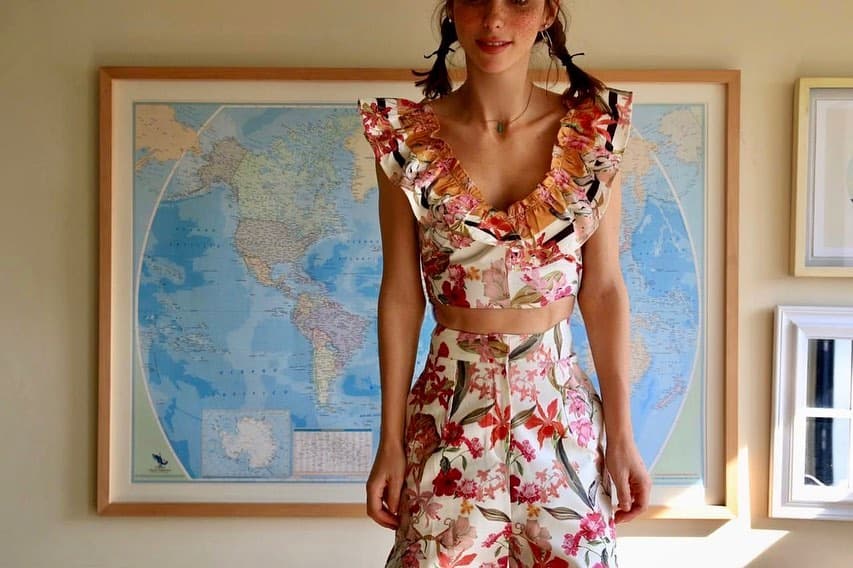 Solo una fashionista atrevida repite look sin miedo a las críticas y Natalia Téllez lo logró de forma impecable para una improvisada sesión de fotos y saltos sobre el sillón.