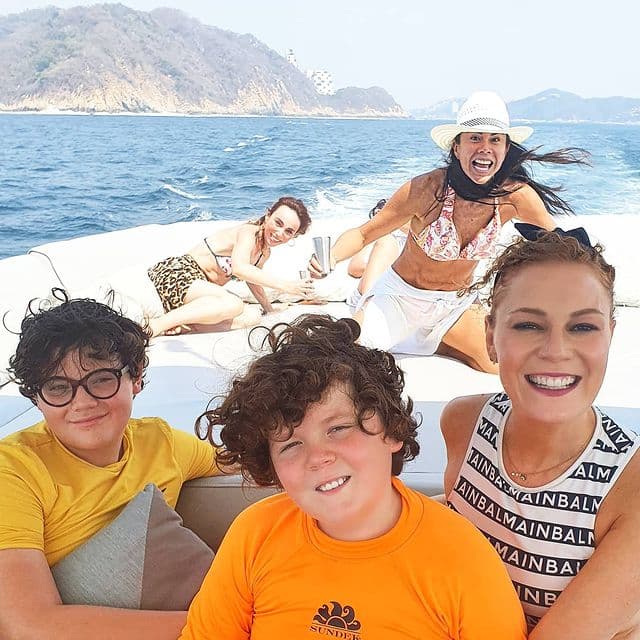 Primero entró una Paola Rojas en euforia a la foto...
<br>