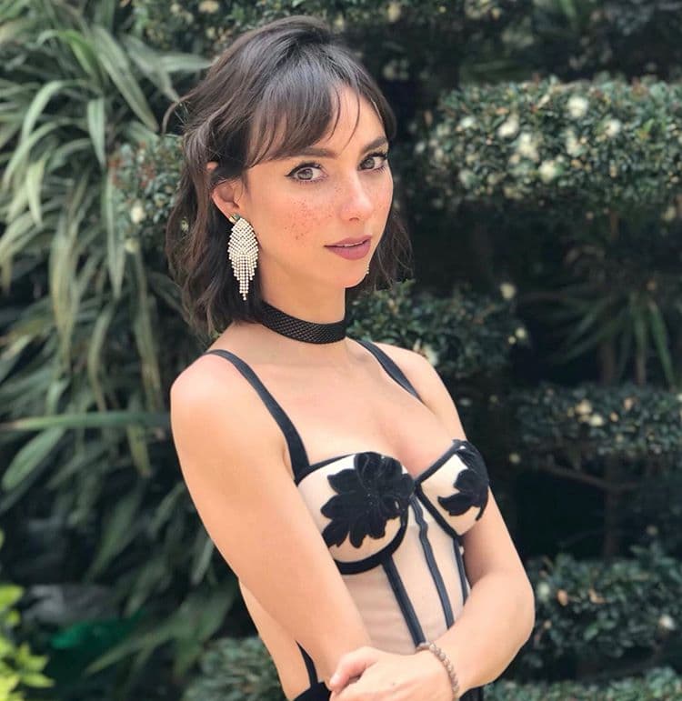 El body bordado en las copas, como en el look de Natalia Téllez, es perfecto para una ocasión mucho más formal.