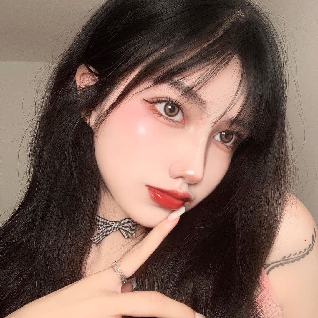 Maquillaje con influencia del K-beauty
<br>
<br>La obsesión por la cultura del K-pop y la belleza coreana continúa al máximo y esto a chicas con piel pálida no les podría sentar mejor. Entre rojizos e intensos rubores, hasta tintas de labios que provoquen el efecto "ombré", o difuminado, el maquillaje coreano será de lo más visto este verano 2021.