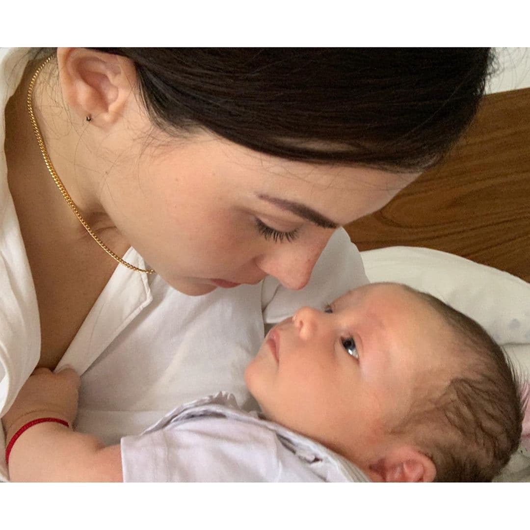 El 20 de mayo, Zuria Vega anunció el nacimiento de su hijo Luka con una tierna fotografía en la que aparece el bebé junto a sus padres y su hermana mayor Lúa. “Luka 20*05*2019. Mi familia”, señaló como mensaje de la imagen.