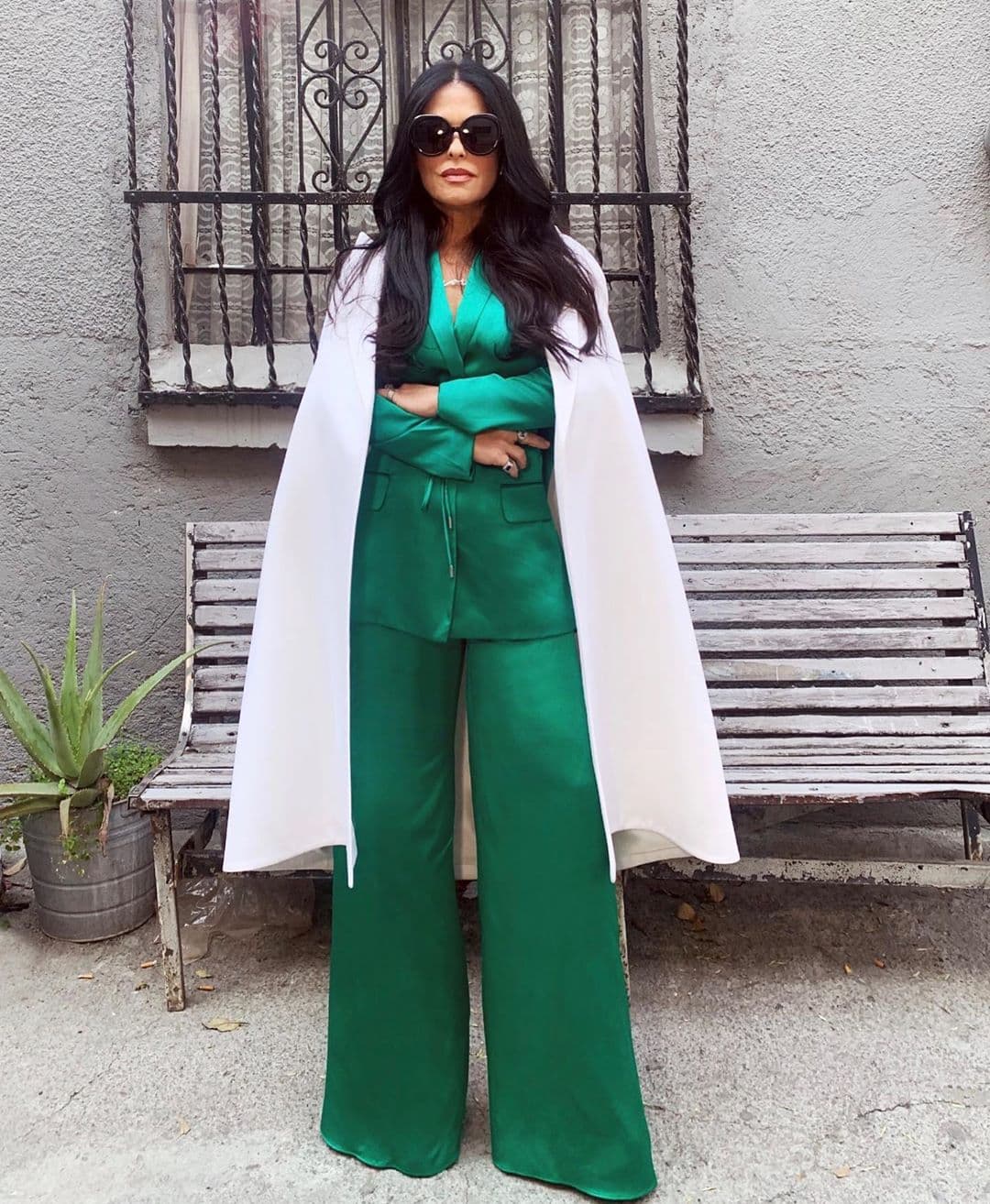 Una forma de darle más vida un look monocromático, o todo del mismo color, en un traje sastre es agregar elementos que aporten volumen y eleven el estilo de solemnidad, como la capa blanca de Martha Debayle en el siguiente outfit.
