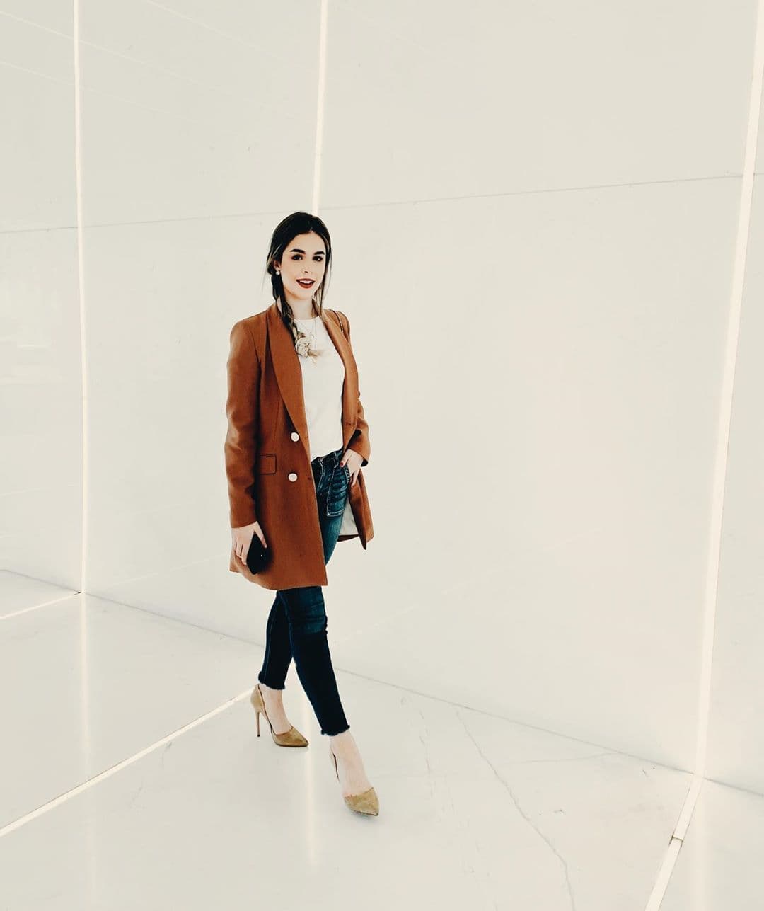 Esta tendencia, tiene como inspiración el estilo de Blair Waldorf en Gossip Girl (2007) pero en el caso de la mexicana, ella prefiere incorporar piezas cómodas para balancear sus looks.