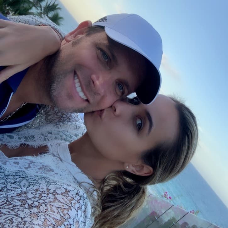 Recientemente, la pareja celebró que lleva 9 años junta. La conductora de Cuéntamelo Ya! fue la primera que hizo una publicación en sus redes sociales para dedicarle el mensaje: “9 años de amor @patoborghetti. Siento que fue ayer nuestra primera cena. Tú eres la mejor decisión de mi vida. Amo nuestra vida, nuestra familia”, escribió.
<br>