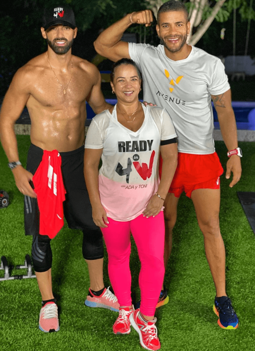 A partir de enero de este año, Adamari comenzó con un régimen de ejercicios y alimentación, el cual lo ha disfrutado junto a su esposo, Toni Costa, quien ha sido de apoyo e inspiración para ella.