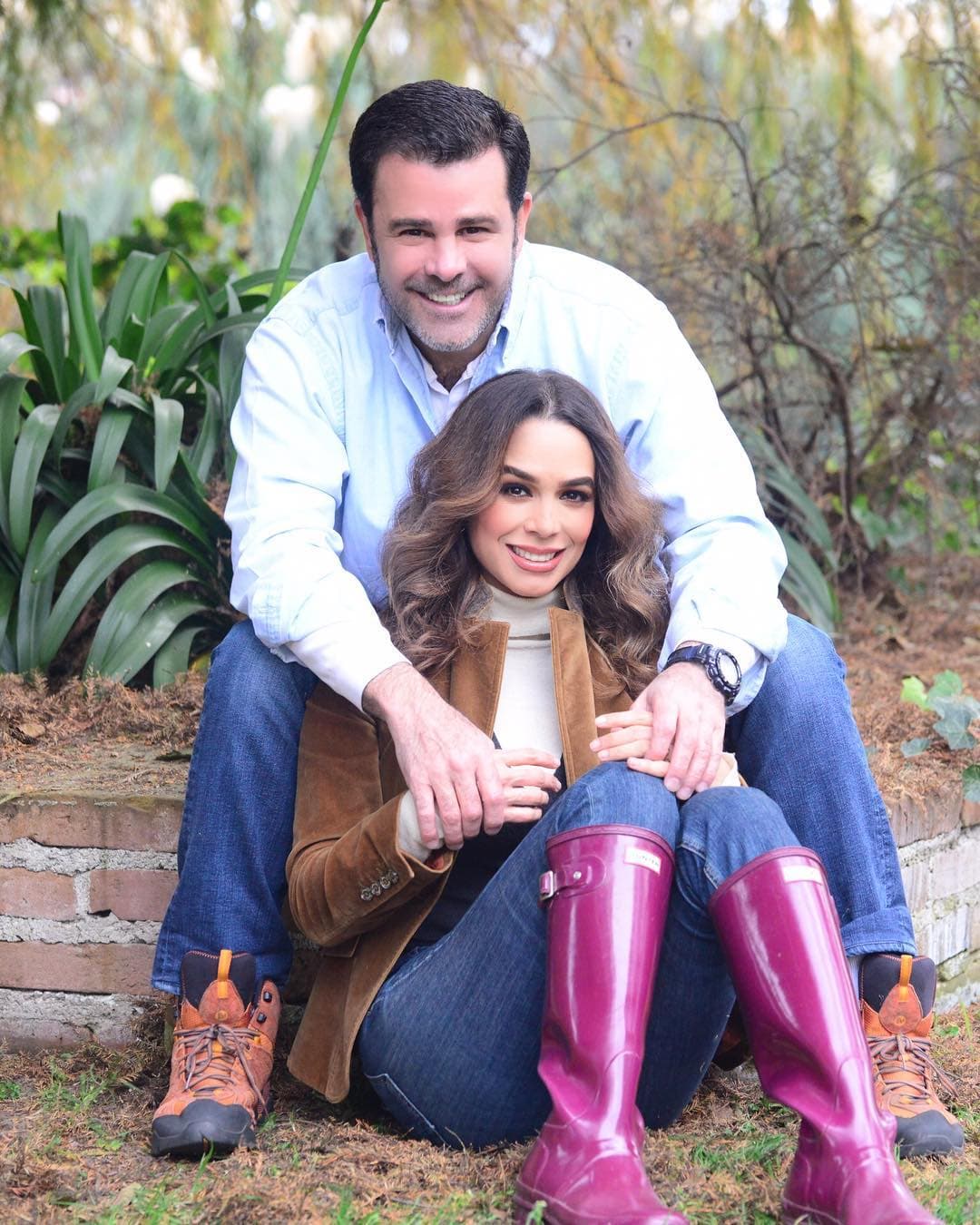 Bibi Gaytán y Eduardo Capetillo se conocieron en Timbiriche, pero fue cuando protagonizaron la telenovela Baila Conmigo (1992) que se volvieron inseparables. Ahora, forman una tierna familia con sus cinco hijos y se preparan para celebrar sus bodas de plata.