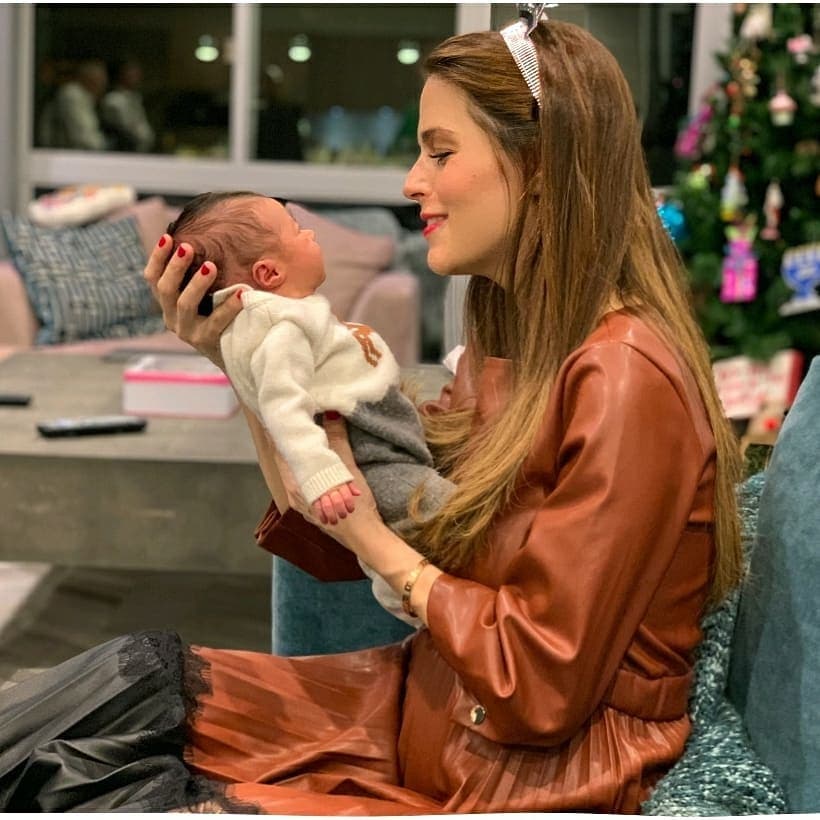 Claudia Álvarez ha usado sus redes sociales para contar sus primeras experiencias con la maternidad, desde los dolorosos primeros días de la lactancia hasta las noches en vela con su primogénita, Kira.