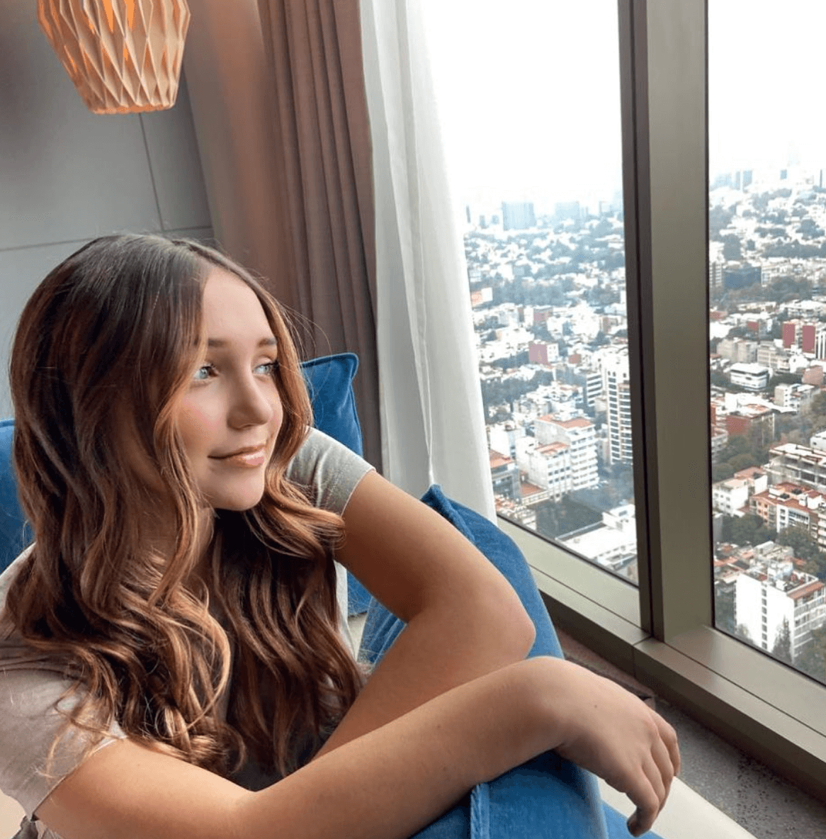 Hace unas semanas, se dio a conocer que Nina nunca ha tenido novio y será la primera vez que bese a un chico en la boca. Este "primer beso" será con su compañero de elenco, quien tiene la misma edad que ella.