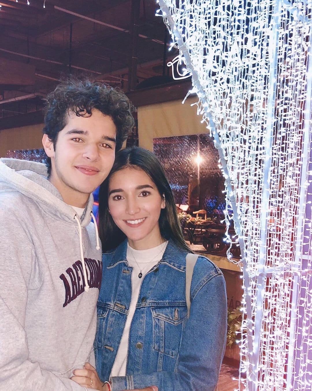 “Primer mes de muchos junto a mi persona favorita. ❤️ Te amo como no tienes una idea”, así celebraron los jóvenes muy enamorados el pasado 1 de febrero de 2020. La pareja cumplió este lunes tres meses de noviazgo, fecha que tuvieron que festejar a distancia por el coronavirus.