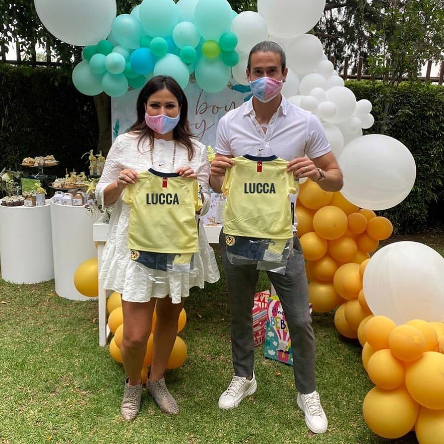 Apenas hace una semana, el pasado 4 de julio, Mariana publicó una imagen junto a su esposo
<b>Óscar Jiménez</b>, quien es futbolista del América, para anunciar el sexo y el nombre de su primogénito, que será Lucca.
<br>