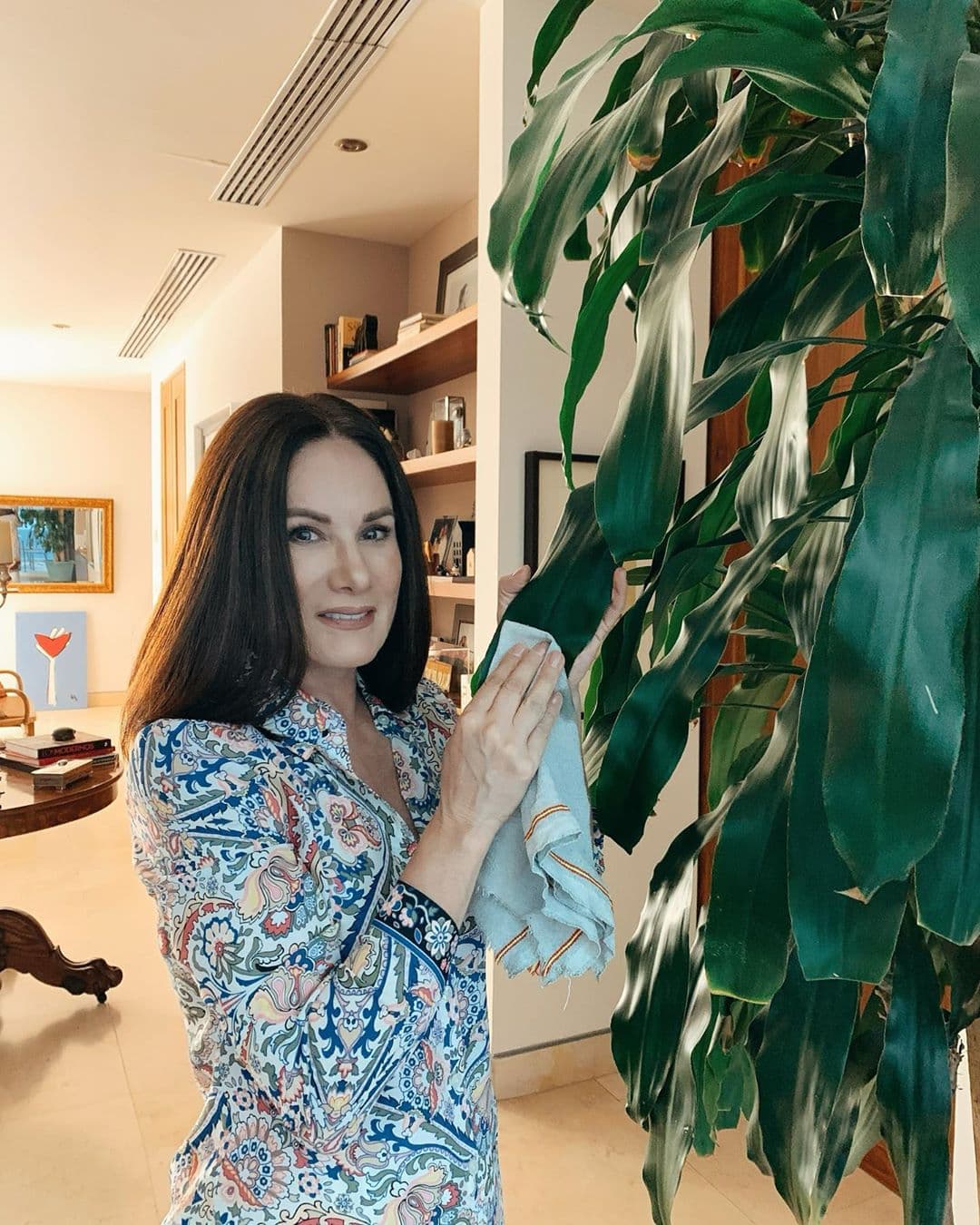 La periodista y exconductora de Netas Divinas, Gloria Calzada, ha demostrado abrazar con gusto sus canas durante la cuarentena.
<br>