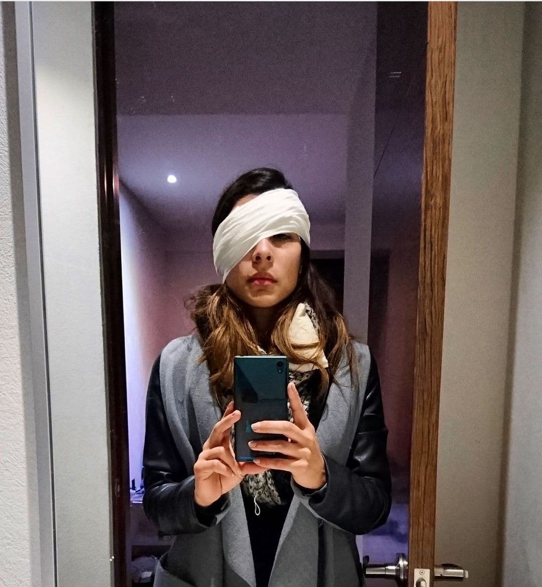 Como buena famosa, ‘La Sargento’ no ha estado exenta de escándalos y hace poco estuvo en dimes y diretes, lidiando con rumores de una supuesta bisexualidad de la que ella no ha hablado. Después, hace apenas unos días reveló que hace seis años se cayó del tubo durante una práctica y se golpeó tan fuerte la cabeza que le provocó parálisis facial por dos meses. Por fortuna pudo recuperarse sin secuelas.