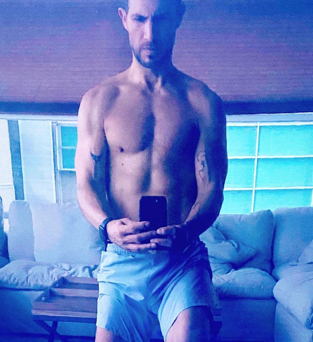 Alex posee algunos tatuajes, pero de un gusto bastante minimalista y sencillo.