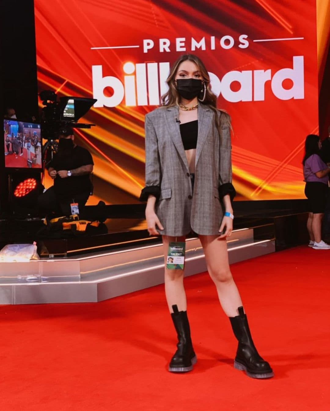 Sofía Castro, quien se mostró orgullosa por haber presentado un premio, presumió dos looks, uno antes de que fuera la gala, en el que lució unas botas negras casuales, un short y un blazer. Muy distinto a lo que se puso después.