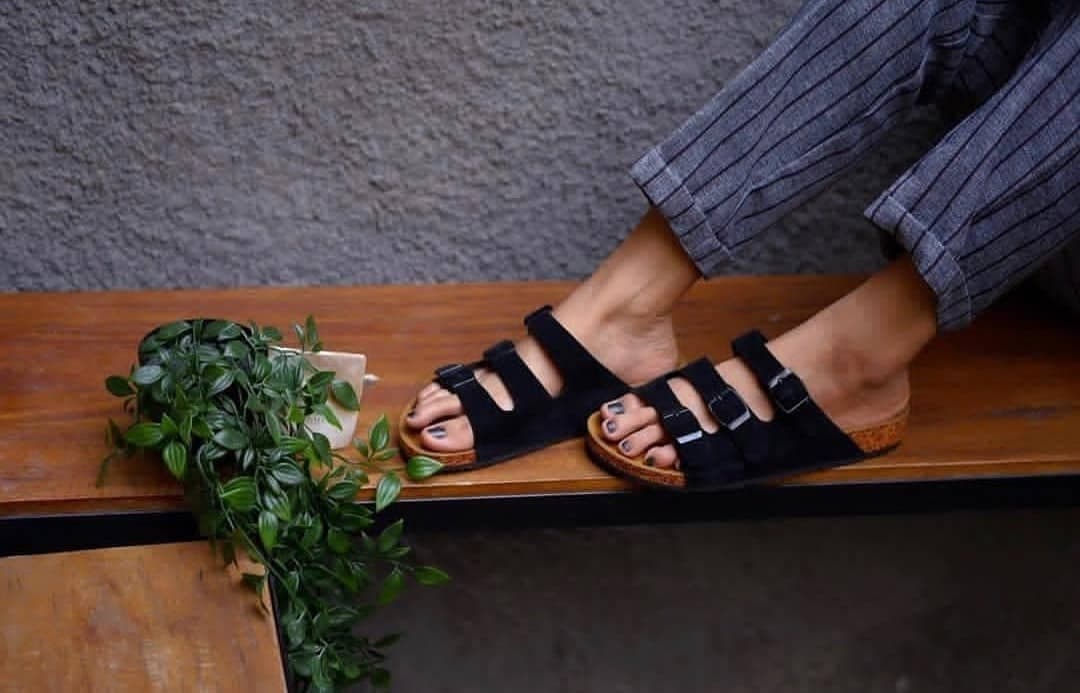 Regresa la tendencia de primavera más famosa de la década de los 90: las sandalias de correa y suela ancha