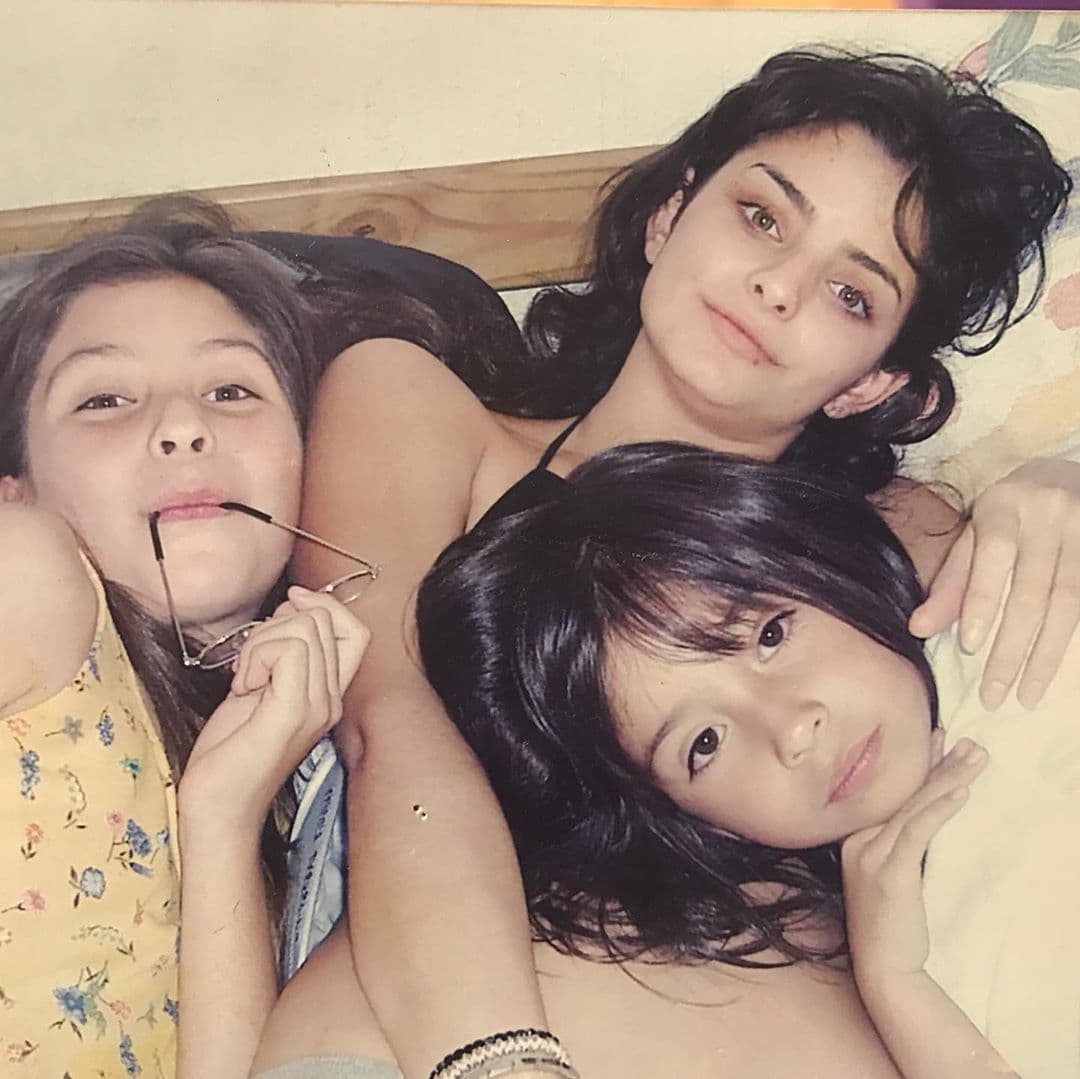 "Siempre está buscando aprender y crecer, lee un libro por semana, es muy brillante, inteligente, gran escritora, es de mis mejores amigas..."