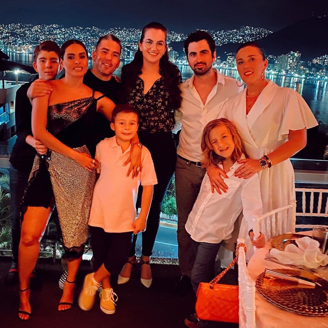 Galilea Montijo, pasó año nuevo en Acapulco junto a su familia y para su look eligió un vestido con distintos cortes asimétricos, combinando telas como encaje, metalizados y glitter. La conductora de Hoy eligió un peinado recogido y un maquillaje smokey ahumado.