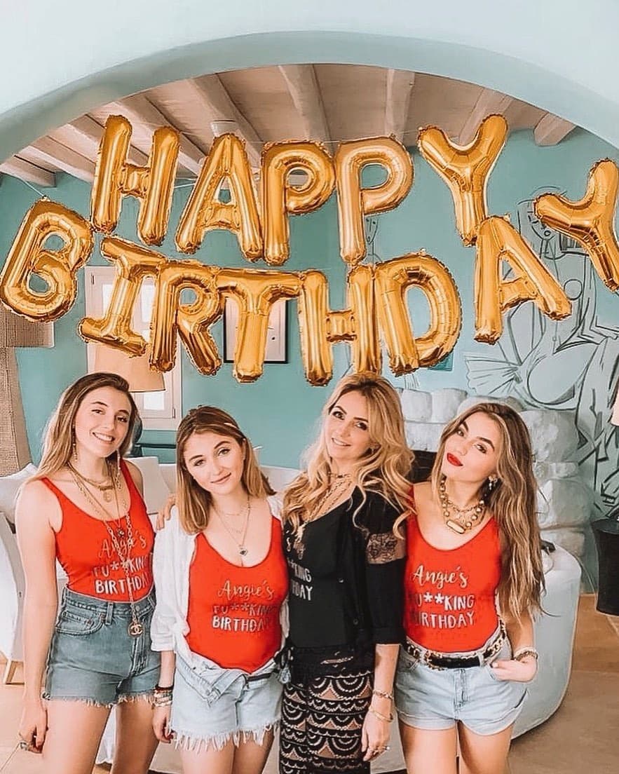 Ellas son Sofía, Fernanda y Regina, quienes últimamente se han robado los titulares en la prensa, pues recientemente han sorprendido por lo grandes que están, y no solo eso, sino el gran parecido a su madre Angélica Rivera cuando era más joven.