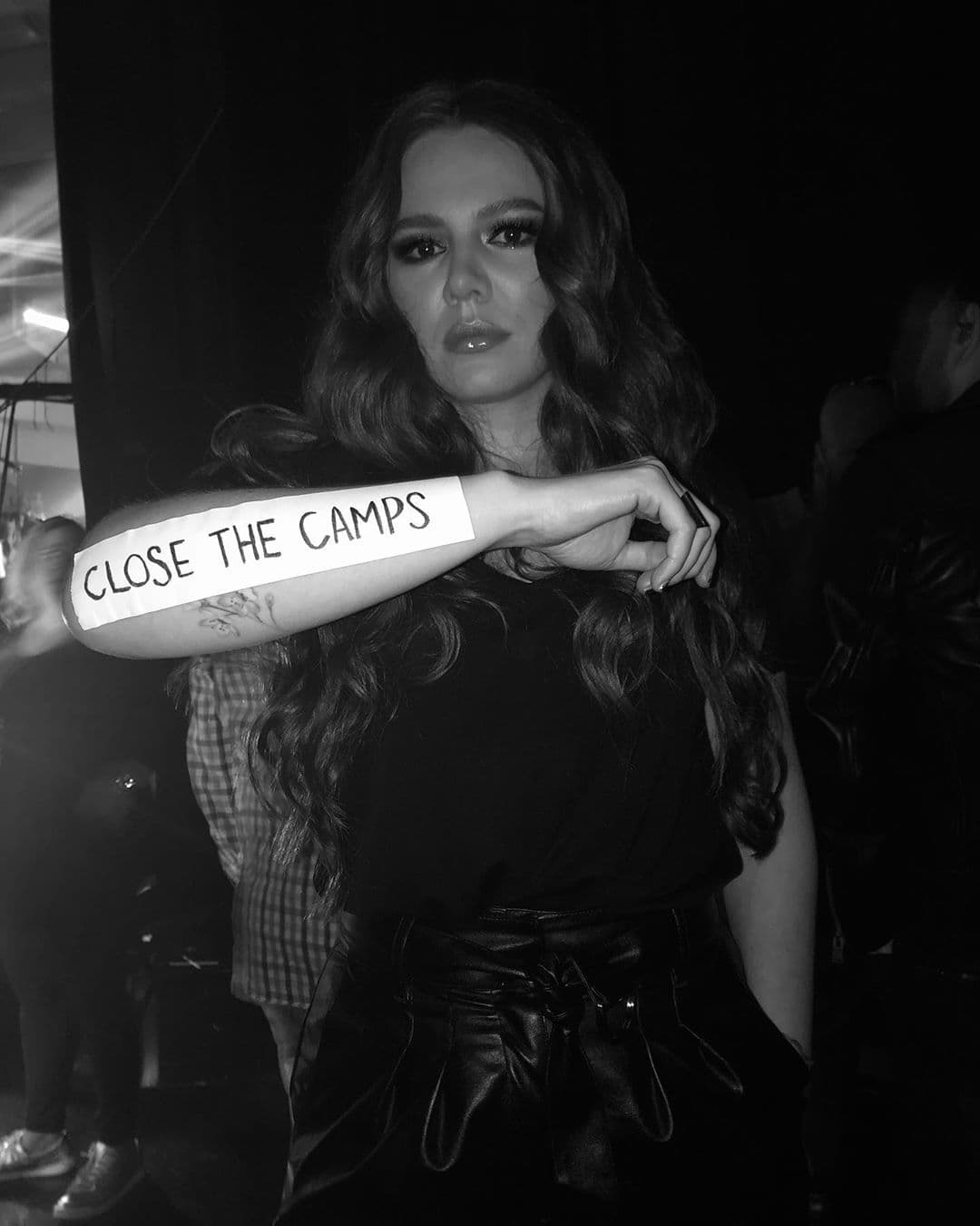 Además, durante su presentación en los Premios Juventud 2019, la intérprete de “Corre” apareción con un mensaje en el brazo.“Cierren los campamentos”, se puede leer en su brazo, haciendo referencia a los centros de detención en los que el gobierno de Estados Unidos enjauló a los inmigrantes ilegales.